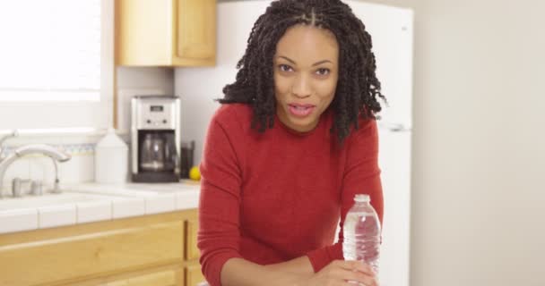 Africano Mulher Americana Olhando Para Câmera Conversando Enquanto Sentado Cozinha — Vídeo de Stock