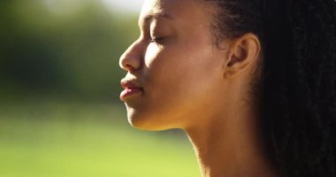 Afrikalı kadın gözlerini kapatma