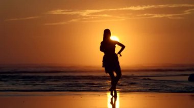 Gün batımında sahil balesi ağır çekimde