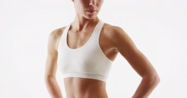 Beyaz arka planda duran zayıf kadın antrenör.