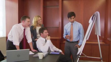 Genç iş arkadaşları ofiste sunum yapıyor.