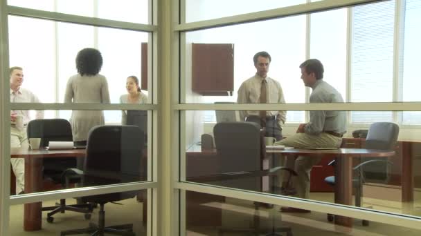 Unga Affärskollegier Diskuterar Arbete Två Separata Kontor — Stockvideo