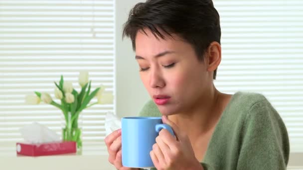 Kobieta Chora Zimne Kichanie Picie Herbaty — Wideo stockowe