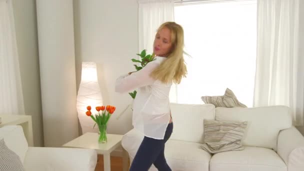 Reife Frau Tanzt Mit Blumenstrauß Wohnzimmer — Stockvideo