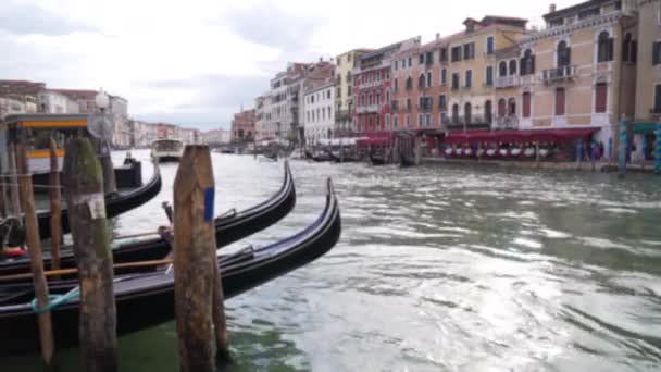 Nieostry Widok Starych Budynków Canal Grande Wenecji Włochy Zacumowane Łodzie — Wideo stockowe