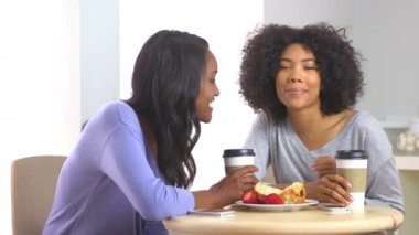Afrikalı Amerikalı arkadaşlar gülüyor ve sırlarını paylaşıyorlar