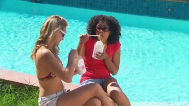 Havuz başında iki bayan arkadaş.