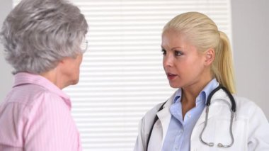 Kadın doktoru kapat ve yaşlı hastayla konuş.