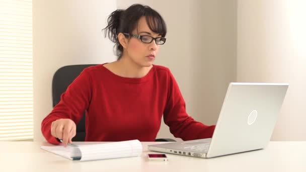 Joven Mujer Negocios Hispana Hace Una Llamada Telefónica Escritorio — Vídeo de stock