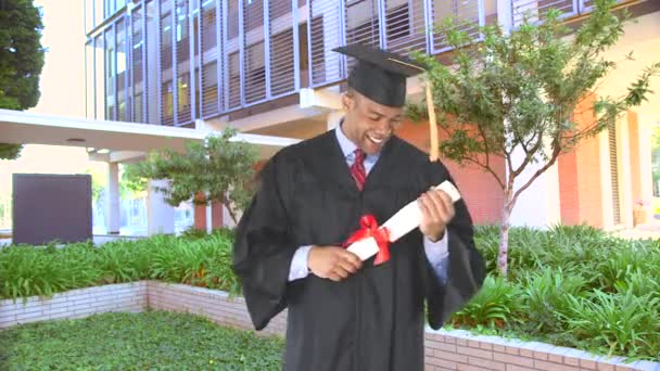 Afro Amerikaanse Man Met Afstudeerjurk Diploma — Stockvideo