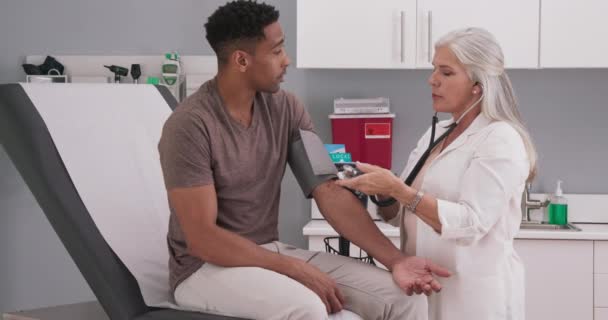 Médico Caucásico Senior Usando Estetoscopio Medidor Para Medir Presión Arterial — Vídeo de stock