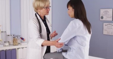 Kıdemli Doktor danışmanlık hasta nasıl sağlıklı yaşamak için