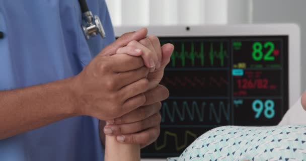 Retrato Enfermeira Registrada Segurando Mão Paciente Doente Cama Hospital Fechar — Vídeo de Stock