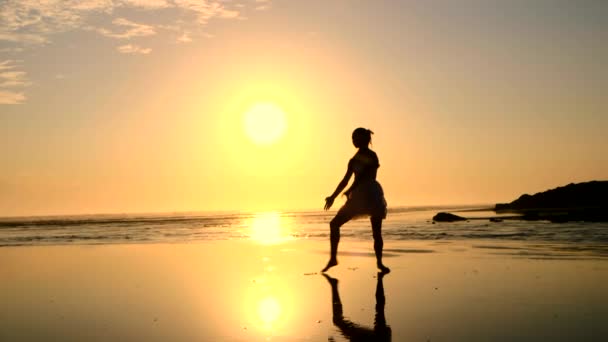 Beach Ballet Při Západu Slunce Zpomaleném Filmu — Stock video