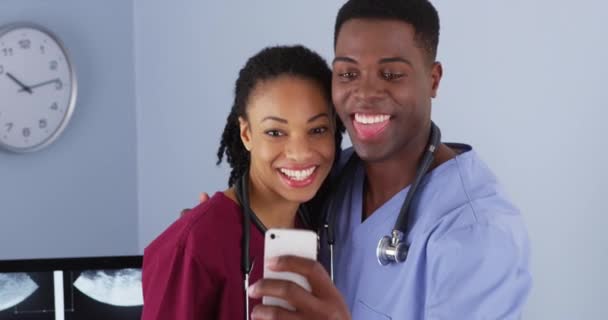 Médicos Afro Americanos Tomando Selfies Bobas Juntos — Vídeo de Stock