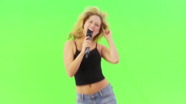 Mujer Cantando Karaoke Con Micrófono — Vídeo de stock