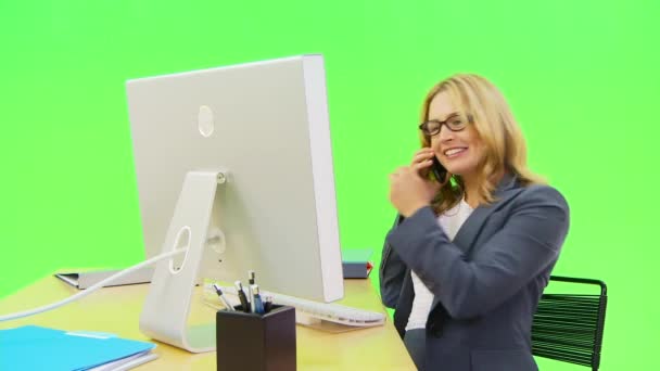 Деловая Женщина Разговаривает Телефону Столом — стоковое видео