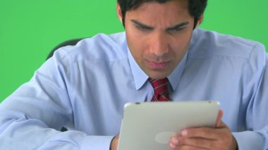 Doğu Hintli işadamı yeşil ekranda tablet üzerinde çalışıyor