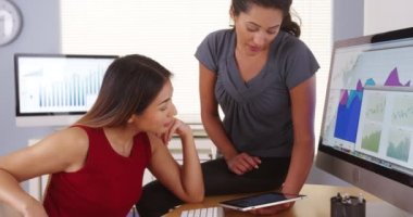 Çok etnik gruptan oluşan iş kadınları ofiste çalışma ekibi