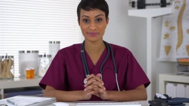 Kamerayı dinleyen Afrikalı Amerikalı hemşire.