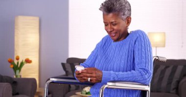 Olgun siyah kadın gülüyor ve manifatura