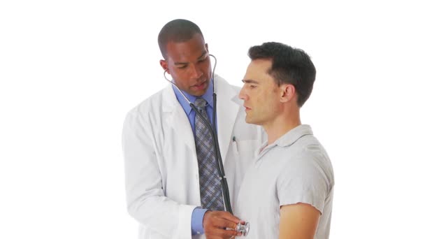 Γιατρός Που Εξετάζει Ασθενή Στηθοσκόπιο — Αρχείο Βίντεο