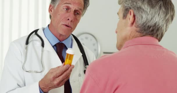 Médico Senior Hablando Con Paciente Mayor Sobre Prescripción — Vídeos de Stock