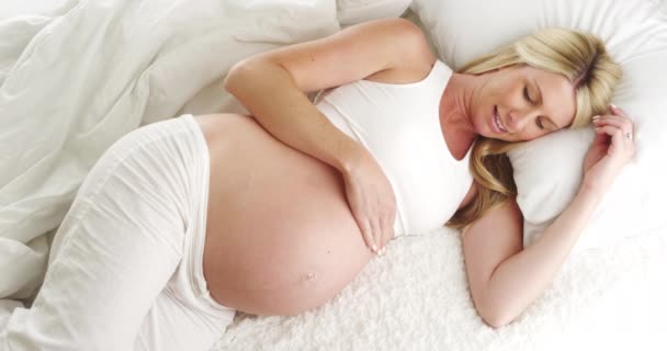 Kobieta Ciąży Leżącego Łóżku Uśmiechnięty — Wideo stockowe