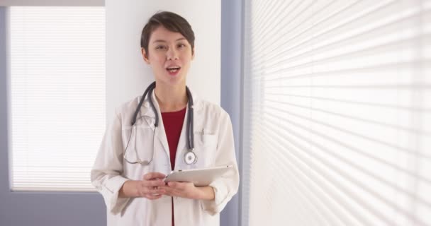 Femme Chinoise Médecin Réussie Debout Côté Fenêtre Avec Tablette — Video