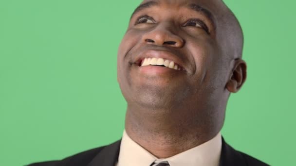 Africký Americký Podnikatel Usmívá Dívá Něco Mimo Obrazovku — Stock video