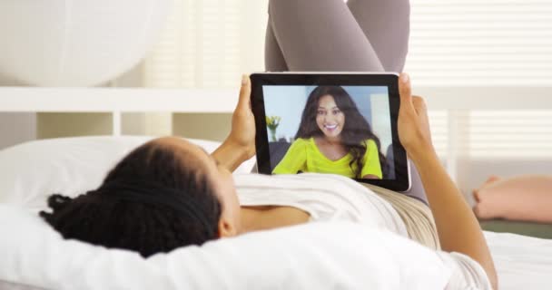 Teman Terbaik Berbicara Online Dengan Tablet — Stok Video