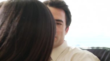 Ofisteki genç iş adamlarının iş görüşmesi.