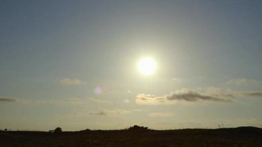 Kadının silueti gökyüzüne karşı