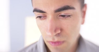 Üzgün İspanyol adam closeup