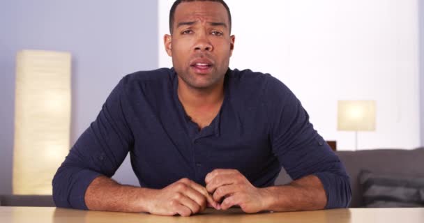 Homem Negro Parecendo Preocupado Preocupado — Vídeo de Stock