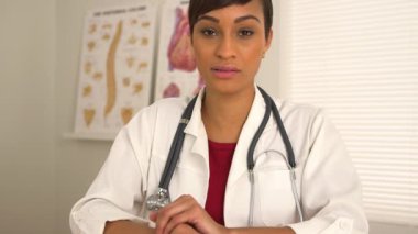 Afrikalı Amerikalı doktorla video konferansı