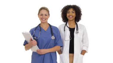 Gülümseyen iki kadın tıp uzmanı.