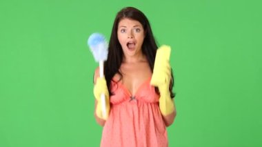 Elinde tuvalet fırçası ve sünger tutan hoş bir genç kadın.