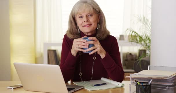 Ältere Frau Lächelt Laptop Computer Mit Kaffee — Stockvideo