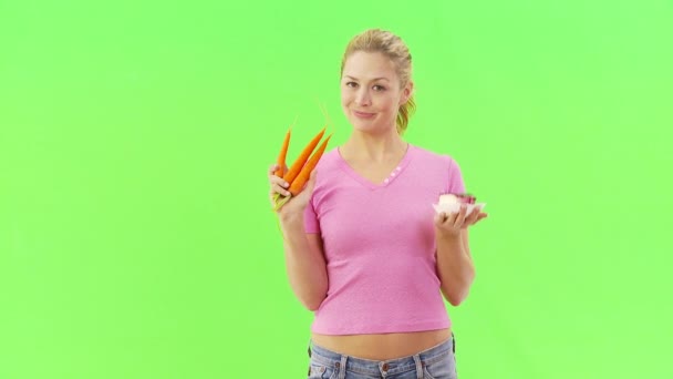 Mujer Decidiendo Entre Zanahorias Pastel — Vídeo de stock