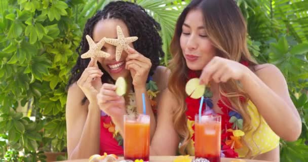 Mulheres Afro Americanas Asiáticas Férias Brincando Com Conchas Mar — Vídeo de Stock