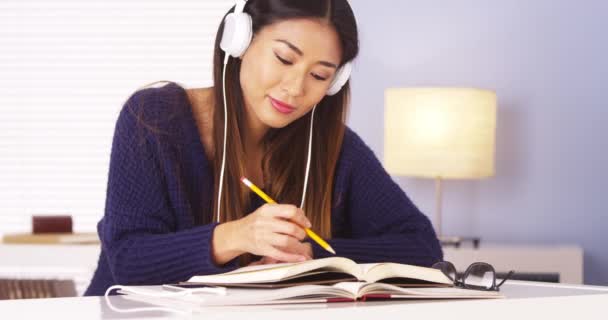 Mujer China Escuchando Música Mientras Hace Tarea — Vídeos de Stock