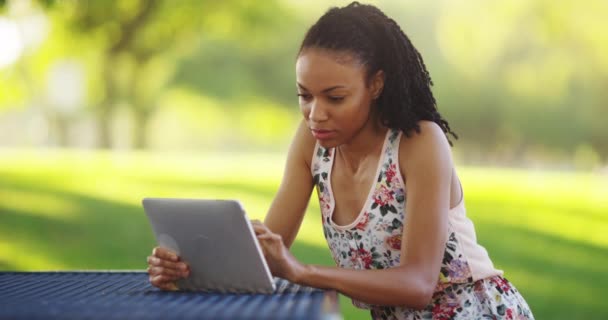 Μαύρη Γυναίκα Κάθεται Ένα Παγκάκι Πάρκο Tablet — Αρχείο Βίντεο