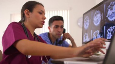 Ofiste çalışan Meksikalı doktorlar.