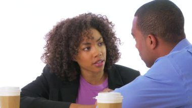 İki iş adamı yüz yüze konuşuyor.