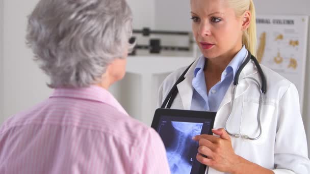 엑스레이 환자를 태블릿 컴퓨터를 사용하는 의사를 가까이 — 비디오