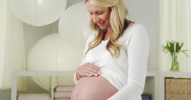 Piękne Kobiety Ciąży Szczęśliwie Pocieranie Jej Brzuch — Wideo stockowe