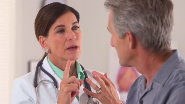 Läkare Som Ger Patienten Råd Hälsosammare Liv — Stockvideo