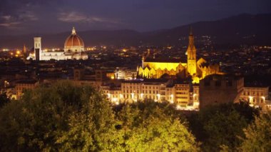 Ufukta ışıklar olan Avrupa şehir manzarasının güzel bir gece manzarası. Floransa 'nın şehir manzarası Gece lambaları ve Ufuk çizgisi üzerinde Duomo