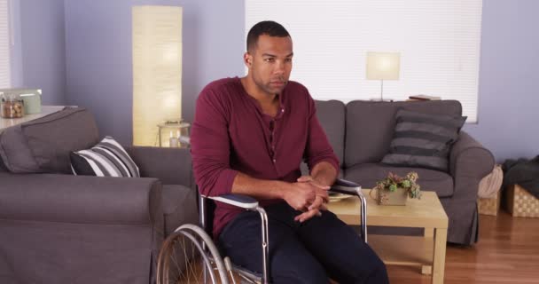 Hombre Africano Discapacitado Sentado Silla Ruedas Casa — Vídeo de stock